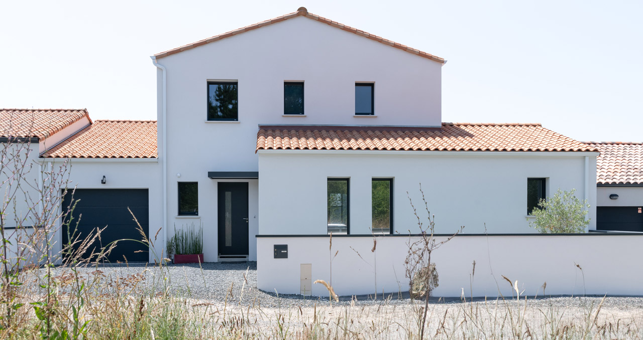 Vue extérieure avant d’une maison neuve T6 construite par un constructeur à Brétignolles-sur-Mer, Vendée