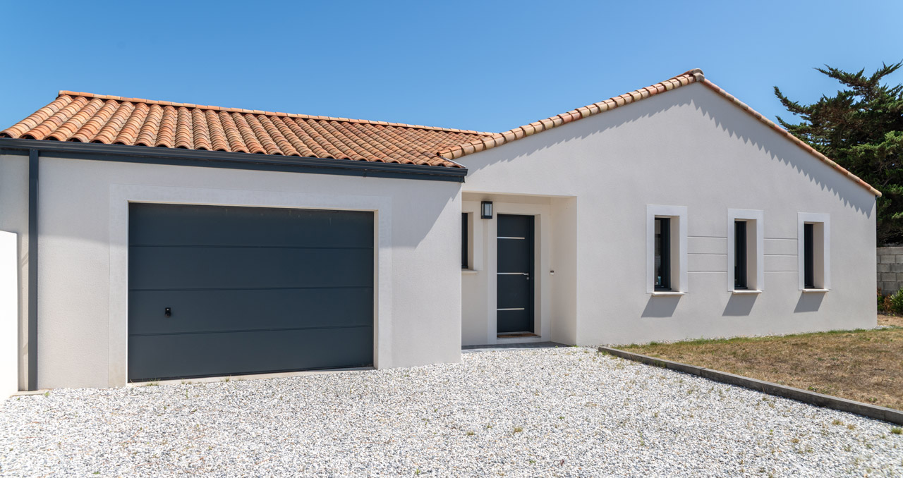 Façade avant d’une maison neuve de plain-pied à Brétignolles-sur-Mer, Vendée