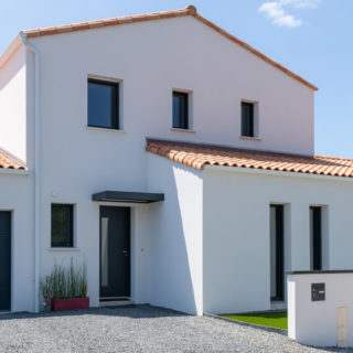 Façade avant d’une maison neuve T6 à étage construite par un constructeur à Brétignolles-sur-Mer, Vendée