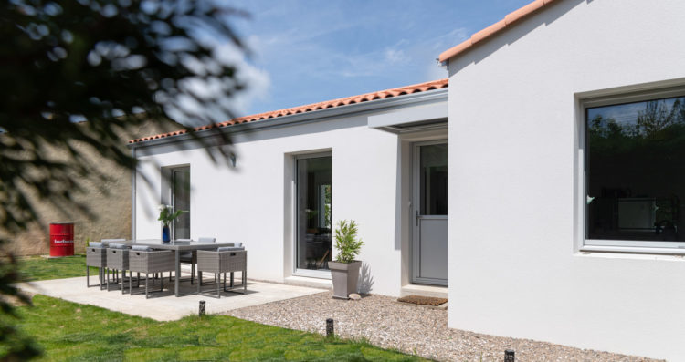 Façade jardin d’une maison neuve de 99 m² avec 3 chambres, réalisée par un constructeur de maisons aux Sables-d’Olonne en Vendée.