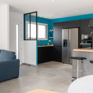 Pièce de vie lumineuse avec salon séjour et cuisine ouverte