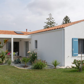 Façade arrière d’une maison plain-pied à Bourgneuf, Charente-Maritime, avec terrasse et jardin