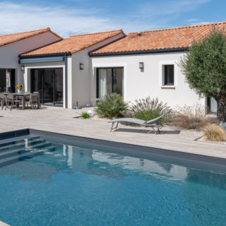 Terrasse et piscine d’une maison neuve à Brétignolles-sur-Mer, Vendée