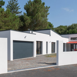 Construction maison contemporaine à Saint-Jean-de-Monts – façade moderne et enduit blanc