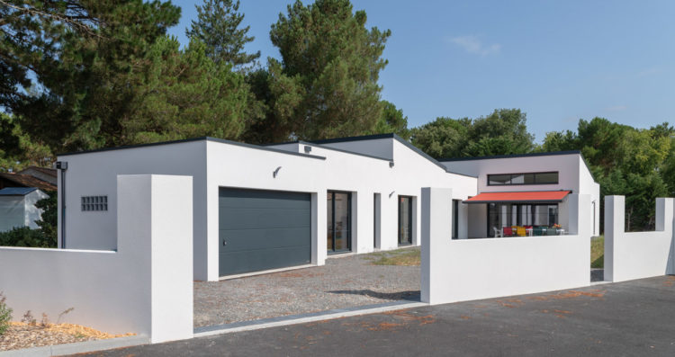Construction maison contemporaine à Saint-Jean-de-Monts – façade moderne et enduit blanc