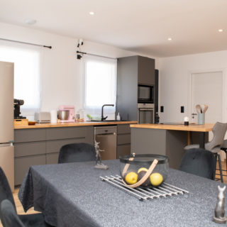 Vue panoramique de la pièce de vie de la maison à étage à Saint-Jean-de-Monts