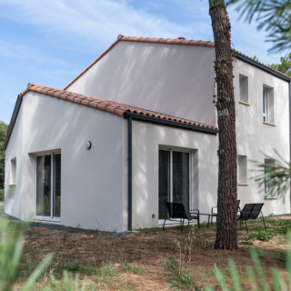 Vue arrière de la maison à étage de 103 m² à Saint-Jean-de-Monts, mettant en valeur l’espace extérieur