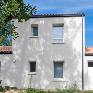 Façade arrière d’une maison à étage à Saint-Jean-de-Monts avec jardin et terrasse