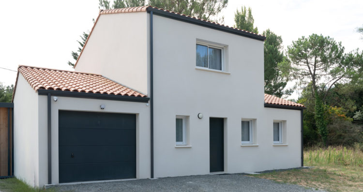 Façade avant d’une maison à étage de 103 m² à Saint-Jean-de-Monts avec garage et entrée principale