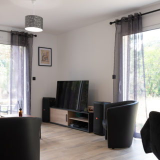 Séjour lumineux dans une maison à étage de 103 m² à Saint-Jean-de-Monts avec ouverture sur le jardin