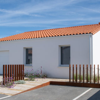 Façade avant d’une maison neuve de 120 m² aux Sables d’Olonne, Vendée
