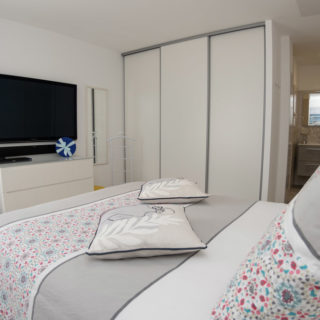 Chambre moderne et lumineuse dans une maison neuve à Angle