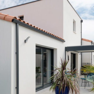 Façade arrière d’une maison neuve à étage à Angle, Vendée