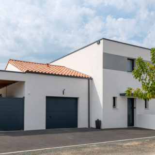 Façade avant d’une maison neuve à étage à Angle en Vendée