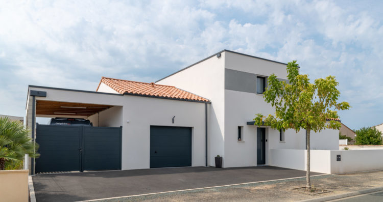Façade avant d’une maison neuve à étage à Angle en Vendée