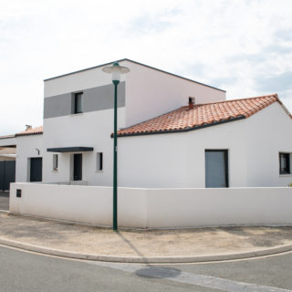 Maison neuve à étage à Angle, vue façade avant lumineuse