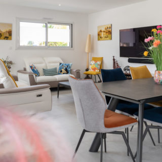 Grande pièce de vie lumineuse dans une maison neuve à Angle