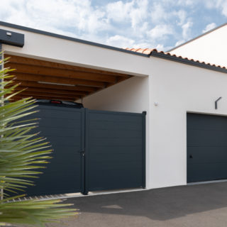 Préau fermé avec portail pour minibus ou camionnette à Angle