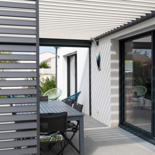 Terrasse avec pergola dans une maison neuve à Angle, Vendée