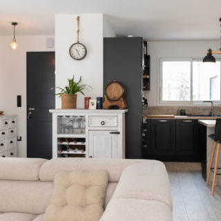 Pièce de vie d’un modèle starter de maison neuve moderne et fonctionnelle