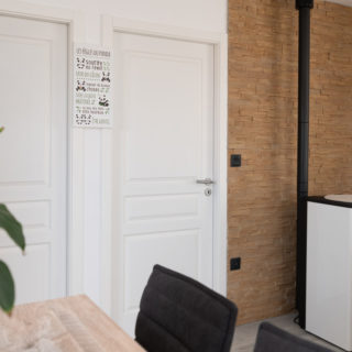 Poêle installé dans la pièce de vie d’une maison neuve à Apremont en Vendée