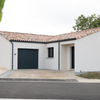 Maison neuve à Apremont en Vendée avec façade avant moderne et menuiseries gris anthracite