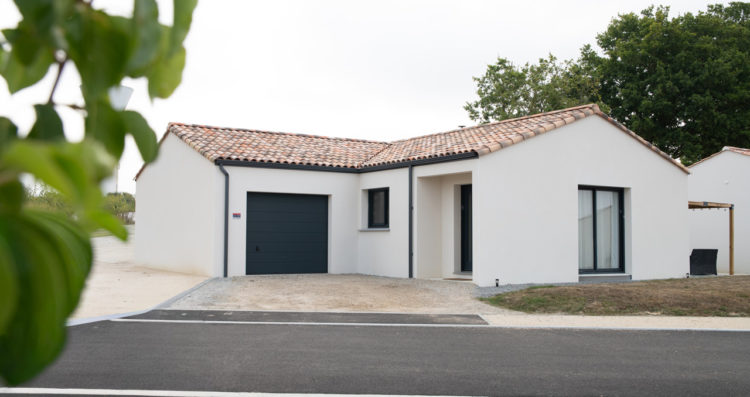 Maison neuve à Apremont en Vendée avec façade avant moderne et menuiseries gris anthracite