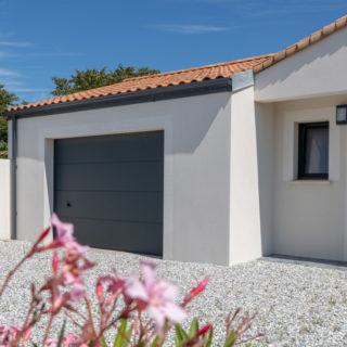 Vue principale de la façade avant d’une maison neuve à Brétignolles-sur-Mer, Vendée