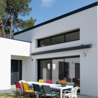 Façade avant maison plain-pied moderne à Saint-Jean-de-Monts par constructeur de maisons