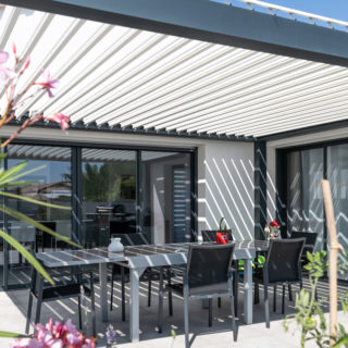 Façade arrière et jardin d’une maison T5 neuve avec garage et studio de musique à Talmont-Saint-Hilaire.