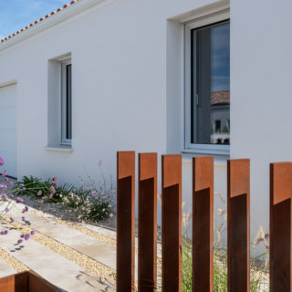Vue latérale d’une maison neuve avec porte d’entrée sur le côté, Les Sables d’Olonne