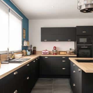 Cuisine équipée et arrière-cuisine dans maison neuve à Thorigny – constructeur maison Thorigny