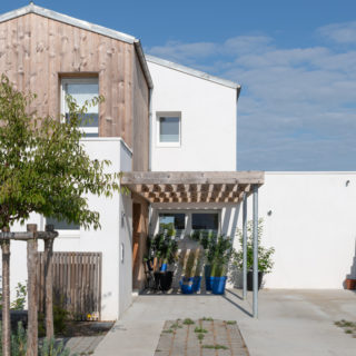 Maison neuve à L’Houmeau avec façade contemporaine en enduit clair et bardage bois