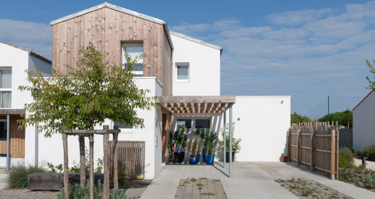 Maison neuve à L’Houmeau avec façade contemporaine en enduit clair et bardage bois