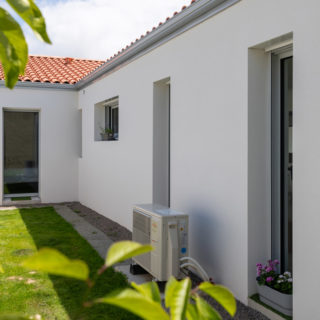 Vue jardin d’une maison neuve de 99 m² avec 3 chambres aux Sables-d’Olonne, constructeur maison Vendée.