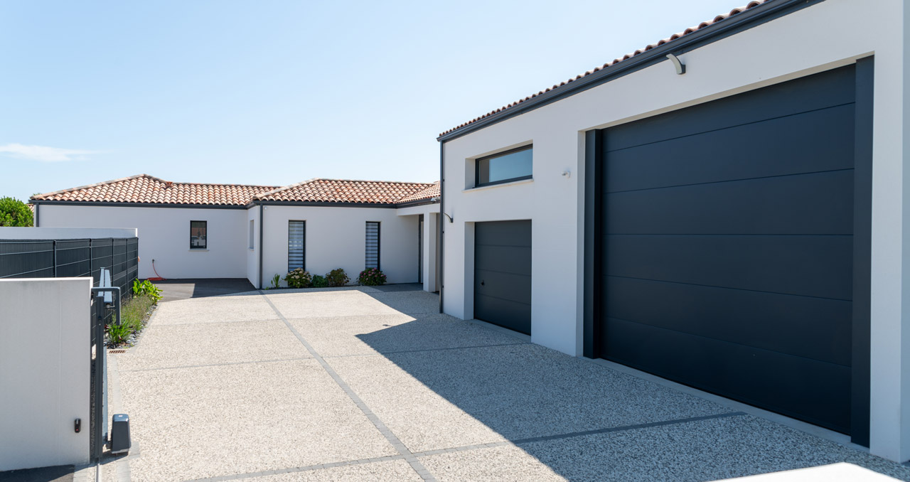 Entrée et façade avant d’une maison neuve T5 avec garage à camping-car à Talmont-Saint-Hilaire.