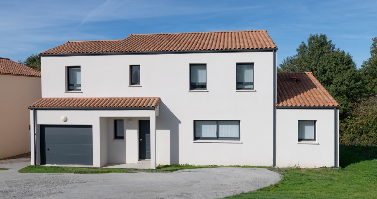Façade avant d'une maison neuve à étage à Thorigny, Vendée – constructeur maison Thorigny