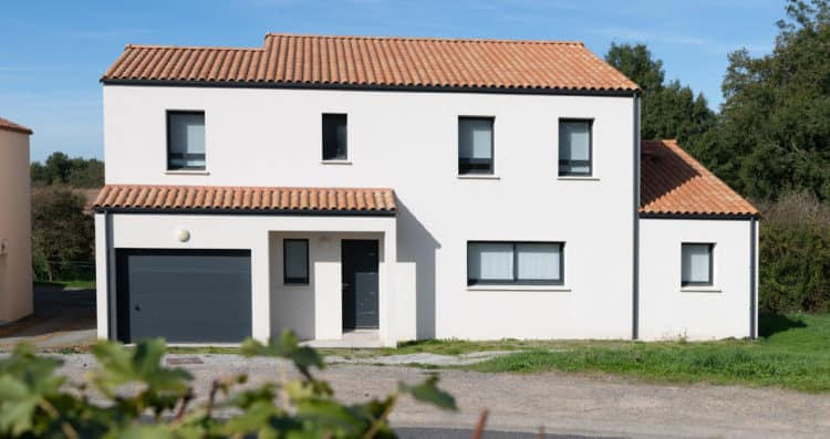 Vue frontale de maison neuve à Thorigny avec enduit ton pierre et tuiles mêlé Atlantique – constructeur maison Thorigny