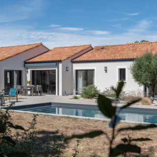 Piscine et jardin d’une maison neuve traditionnelle à Brétignolles-sur-Mer, Vendée