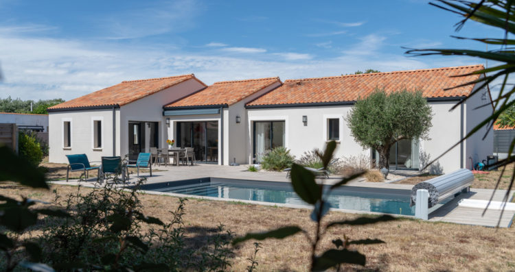 Piscine et jardin d’une maison neuve traditionnelle à Brétignolles-sur-Mer, Vendée