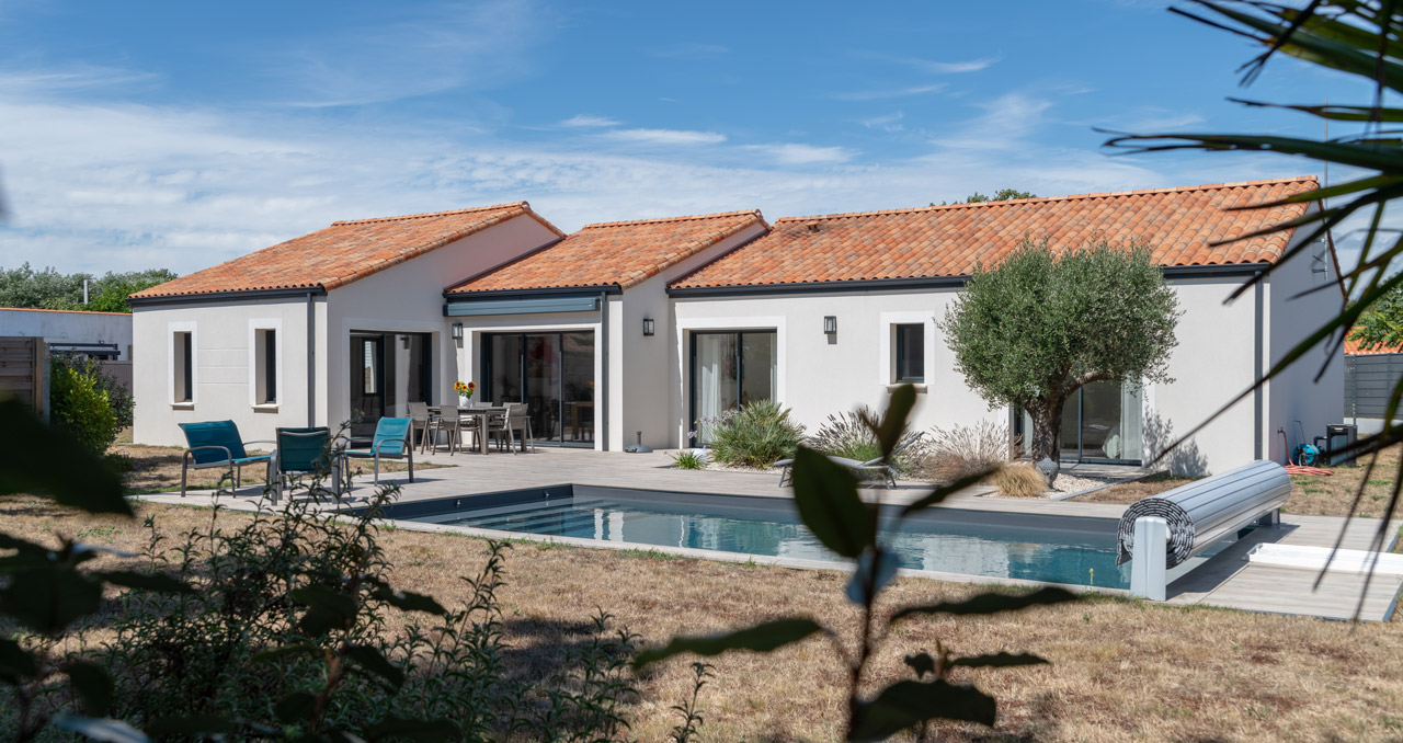 Piscine et jardin d’une maison neuve traditionnelle à Brétignolles-sur-Mer, Vendée