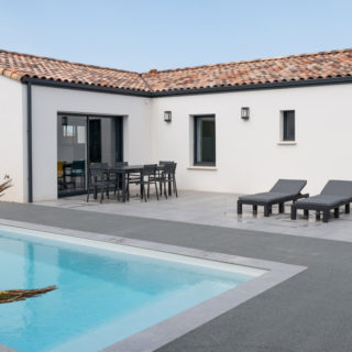 Terrasse et piscine de maison plain-pied orientées nord-est