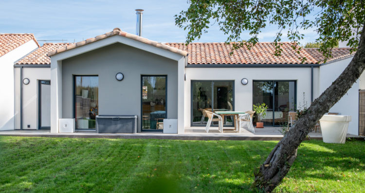 Façade arrière avec bâtis avancés et renfoncés, mélange d’enduits blanc et gris