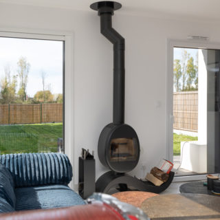 Salon lumineux avec vue sur le jardin et grandes ouvertures