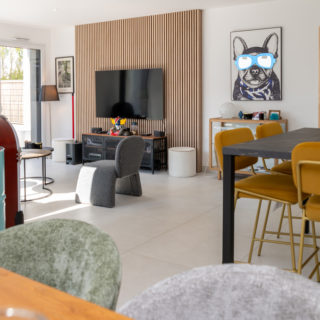 Séjour lumineux avec grandes baies vitrées et vue sur le jardin