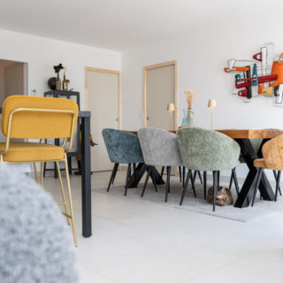 Pièce de vie avec ouverture d’angle sur la terrasse et continuité intérieur-extérieur