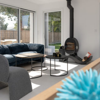 Espace de vie avec cuisine ouverte et séjour lumineux