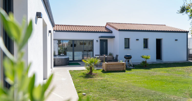 Coin détente avec piscine et espaces verts de la maison neuve 138 m² à Sainte-Foy