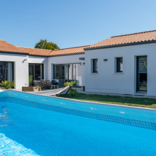 Jardin et piscine éclairés de la maison neuve 138 m² à Sainte-Foy