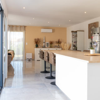 Pièce de vie ouverte et moderne de la maison neuve 138 m² à Sainte-Foy